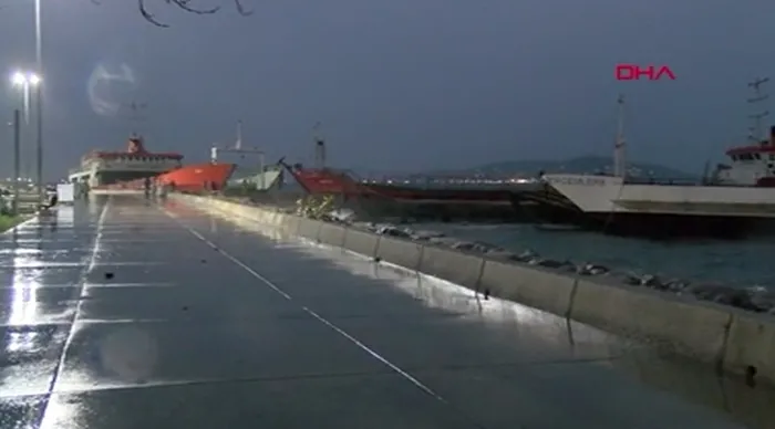 İstanbul Maltepe Sahili'nde lodos sebebiyle gemi kıyıya oturdu - 3