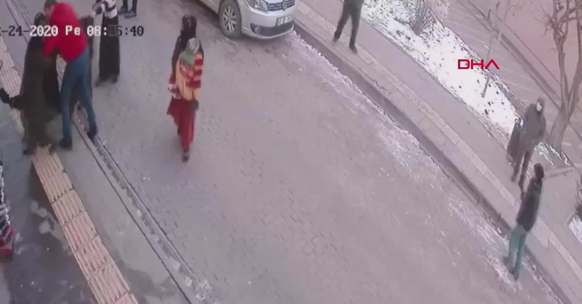 Saçları elinde kaldı! 3 kadının sokak kavgası kameraya yansıdı