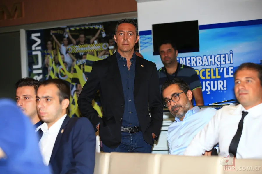 İmza töreninde Fenerbahçe Kulübü Başkanı Ali Koç ayrıntısı: Düşünceli... 1