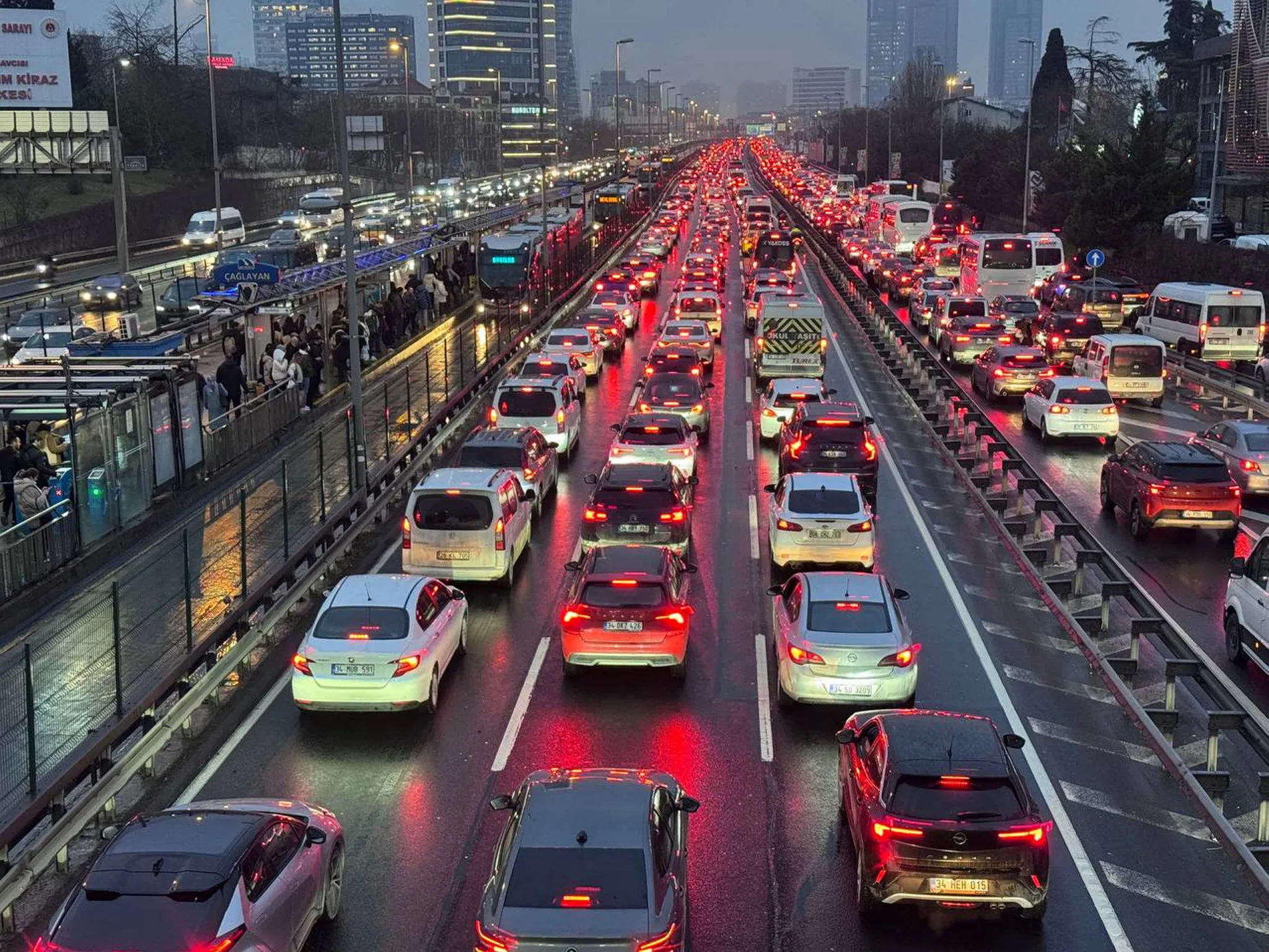 Yola çıkacaklar dikkat! Megakentte trafik kilit yoğunluk yüzde 85