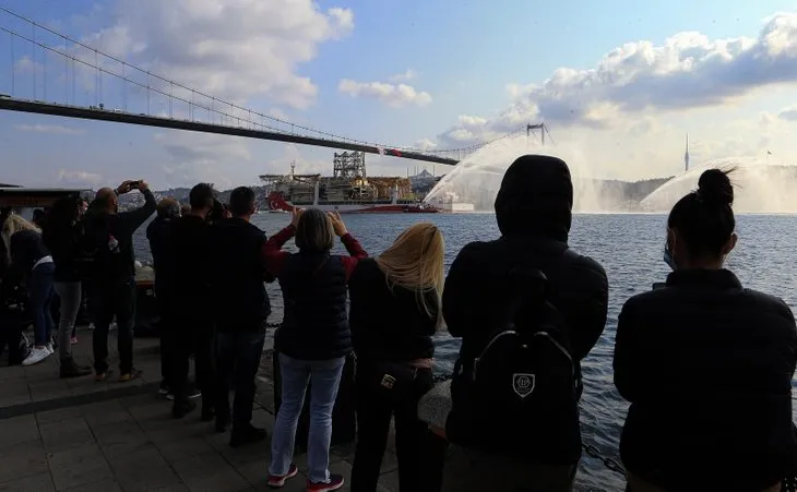 Kanuni Sondaj Gemisi İstanbul Boğazı’ndan böyle geçti! Vatandaşlar alkışlarla uğurladı