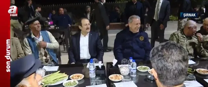 Milli Savunma Bakanı Hulusi Akar, Irak sınırının sıfır noktasında Mehmetçikle iftar yaptı