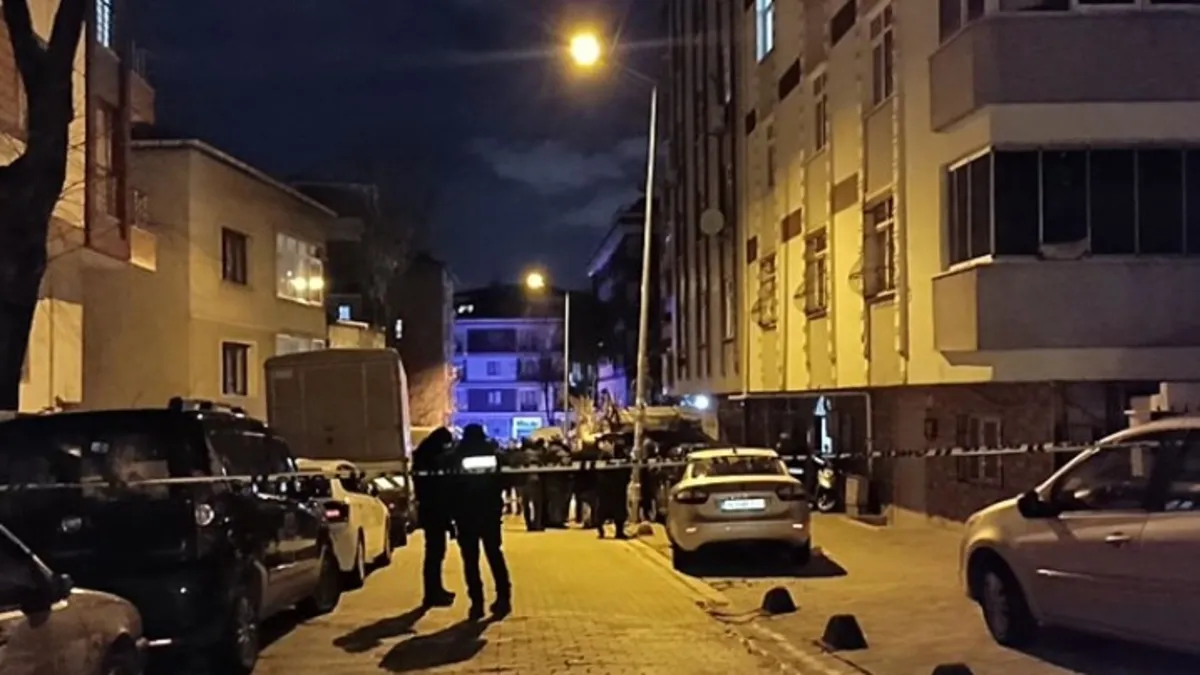 Küçükçekmece'de binada çatlak paniği! Tahliye edildiler