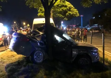 Minibüs ile otomobil arasında feci kaza! Kağıt gibi ezilen araçtan sağ çıktılar