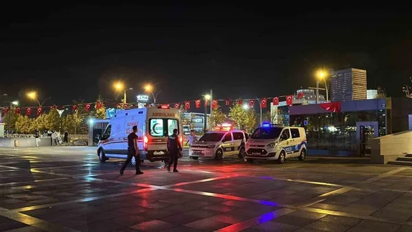 1701813034562.jpg Kocaeli’de sokak ortasında bıçaklı kavga bir can aldı! Yol kenarında bulundu hastanede öldü - 1