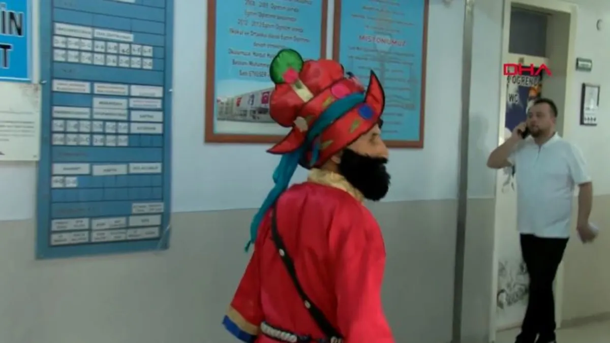 Sandığa Karagöz kostümüyle gitti