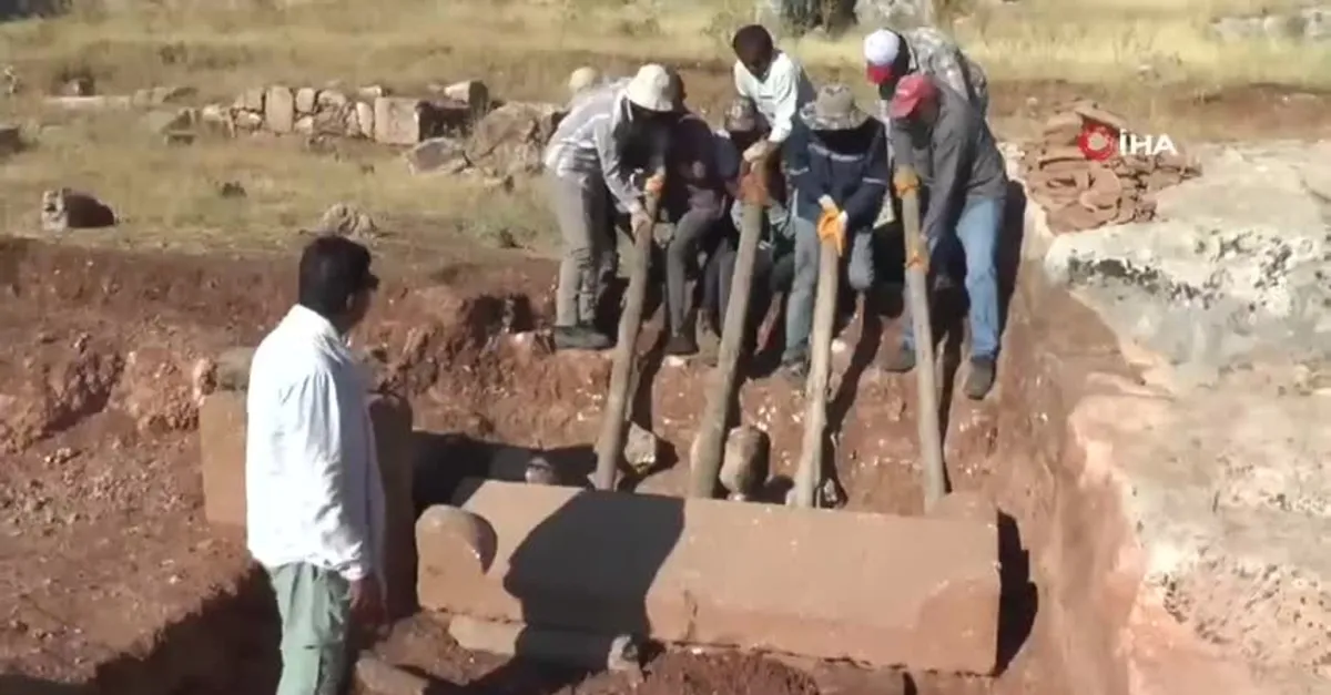 Adıyaman’da içerisinde 4 iskeletin bulunduğu 1800 yıllık mezar bulundu