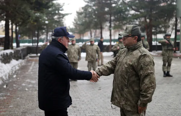 Milli Savunma Bakanı Hulusi Akar ve komuta kademesi Irak sınırında! Pençe-Kilit’te 480 terörist öldürüldü