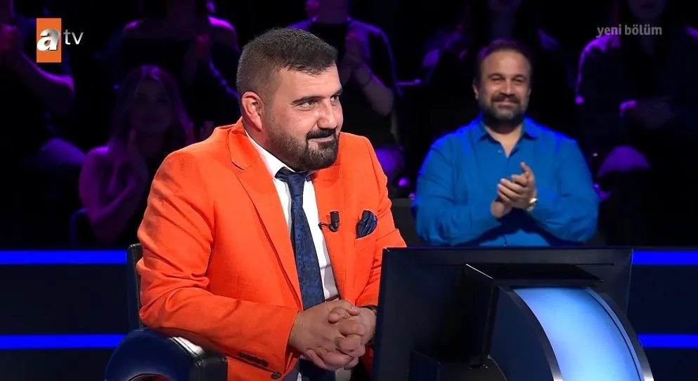 kim-milyoner-olmak-isterde-nefes-kesen-gece-milyonluk-soru-acildi-muzik-ve-futbol-heyecani-zirveye-cikti-1792963061648.jpeg Kim Milyoner Olmak İster'de nefes kesen gece! Milyonluk soru açıldı, müzik ve futbol heyecanı zirveye çıktı! - 1
