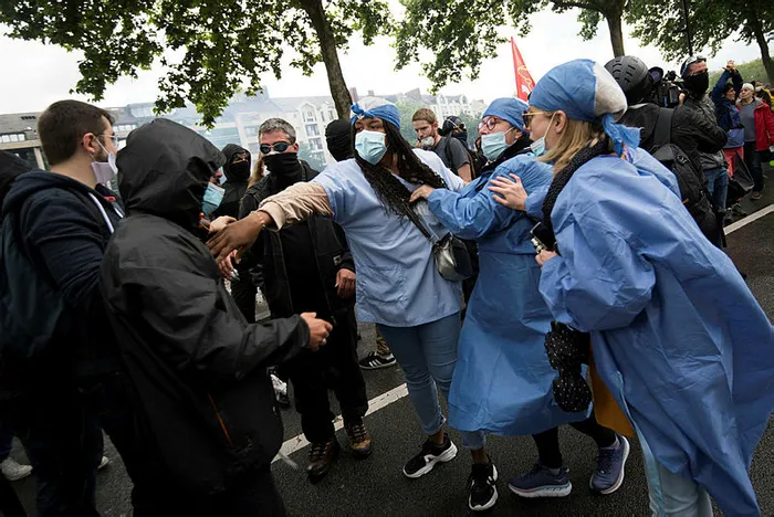 Fransa’da sağlık çalışanlarının protestosunda olay çıktı