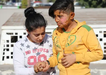 Kendisini ihbar eden kızı, benzin döküp yaktı