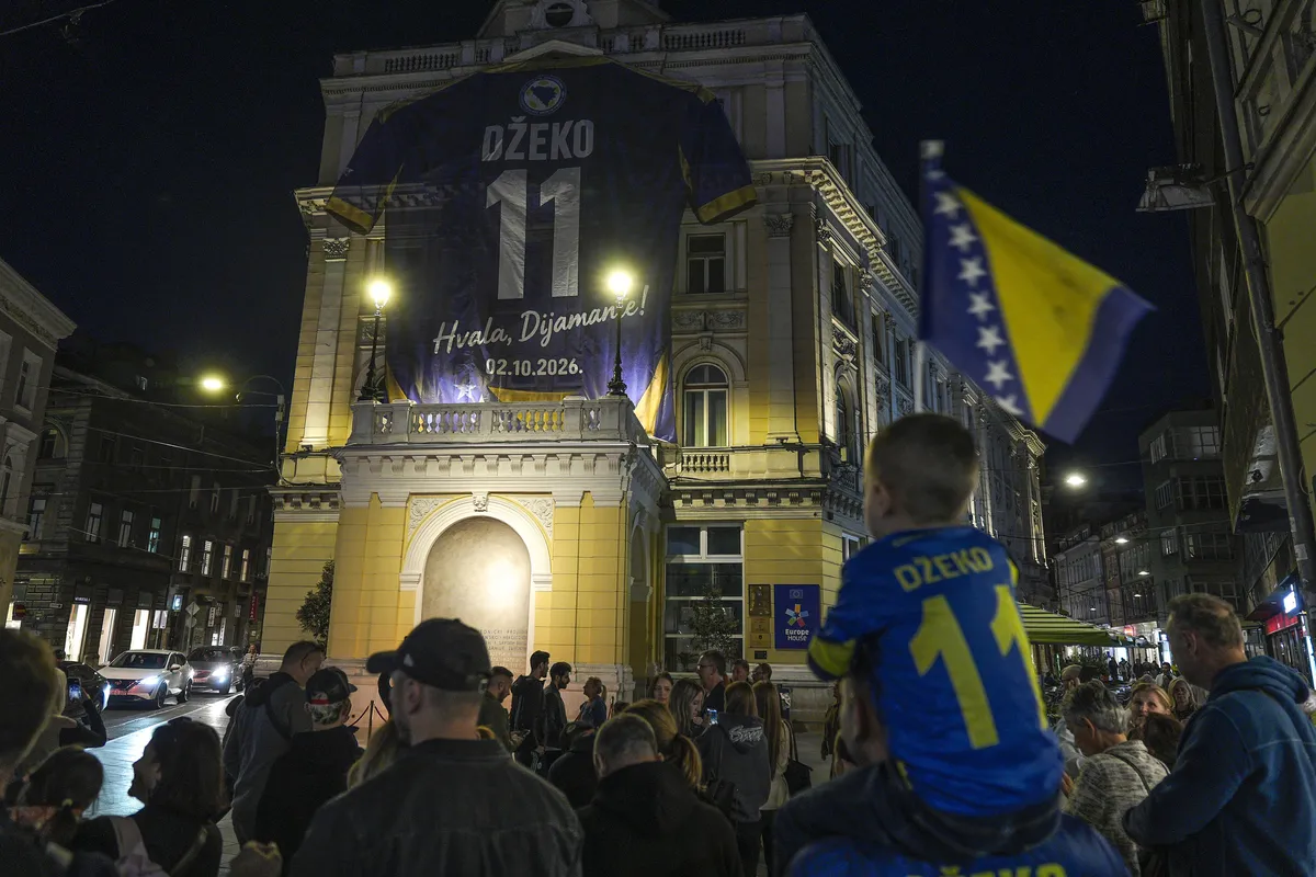 edin-dzekoya-11-numarali-veda-bosna-hersekte-kofte-porsiyonlari-bile-degisti-1790956107580.jpg Bosna Hersek’te Edin Dzeko’ya anlamlı veda: 10’lu köfte porsiyonları 11’li oldu - 1