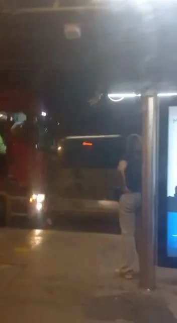 istanbulda-saskina-ceviren-goruntuler-metrobus-beklerken-tir-geldi-1656678473739.jpg İstanbul’da şaşkına çeviren görüntüler! Metrobüs beklerken tır geldi - 4