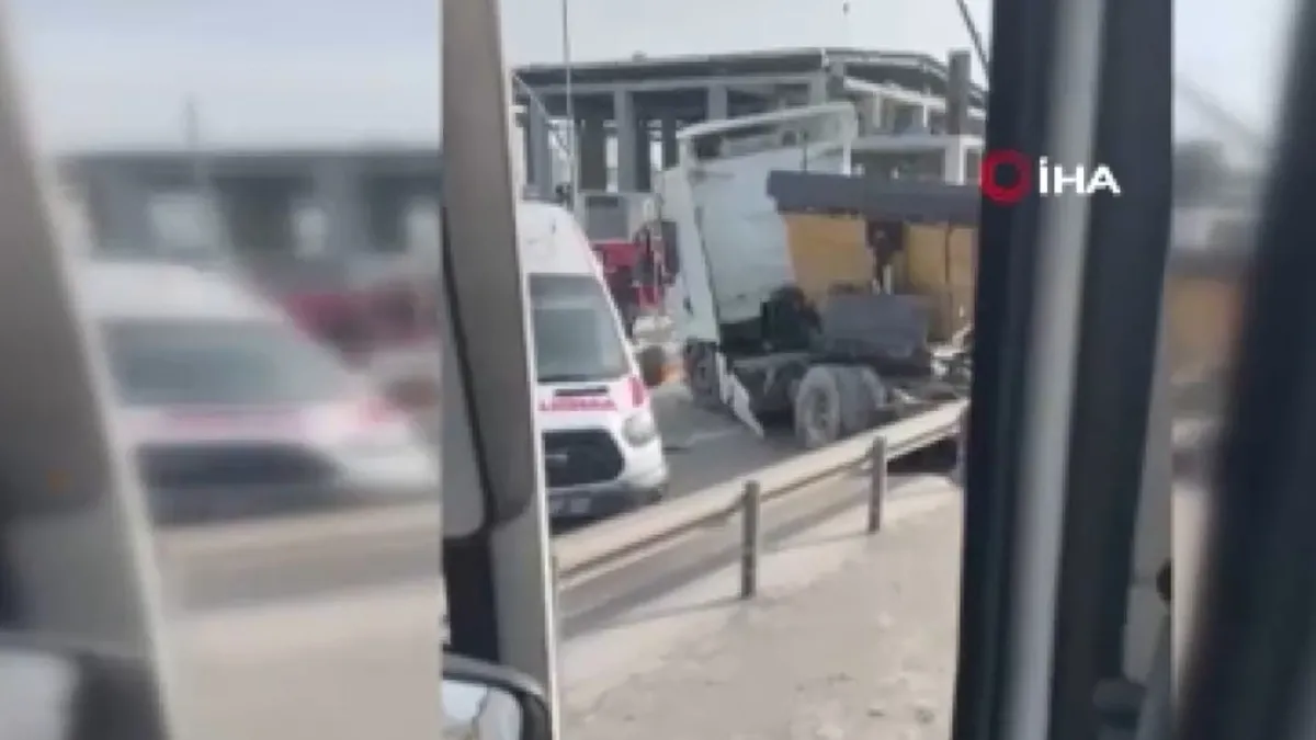 Arnavutköy'de feci kaza! İki kamyon kafa kafaya çarpıştı