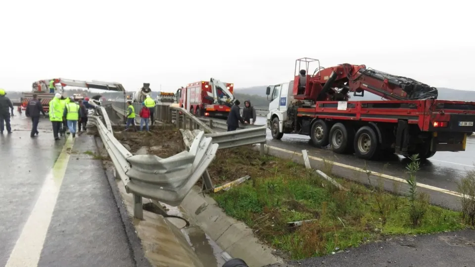 İstanbul'da beton mikseri viyadükten uçtu