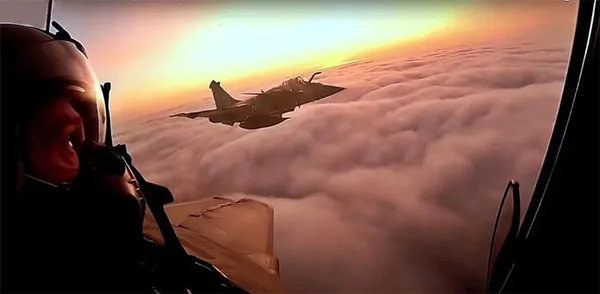 Fransa ve Yunanistan savaş jetlerini birlikte uçurdu