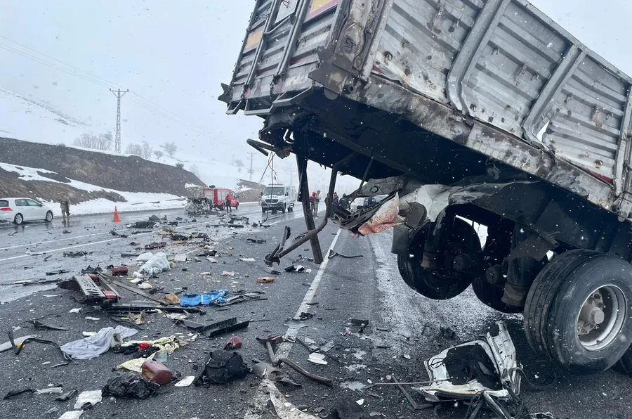 bitliste-kahreden-kaza-otomobil-tira-carpti-kari-koca-yasamini-yitirdi-1773509930948.jpg Bitlis'te kahreden kaza! Otomobil TIR’a çarptı: Karı-koca yaşamını yitirdi - 3