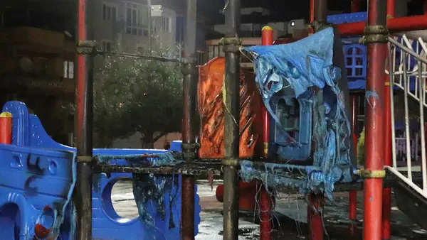 Denizli'de gençler ısınmak için ateş yaktı! Parka sıçradı - 3