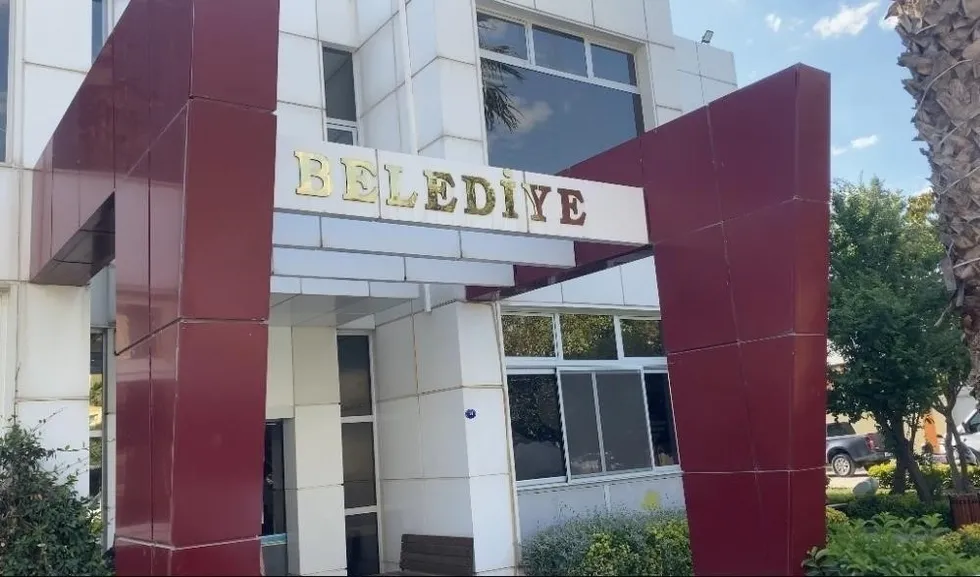 chpde-bitmeyen-talan-duzeni-seferihisar-ve-balcova-belediye-baskanlari-gozaltinda-1782365955492.jpeg Seferihisar Belediyesi'ne yönelik yapılan operasyonda yeni gözaltılar yaşandı (İHA)