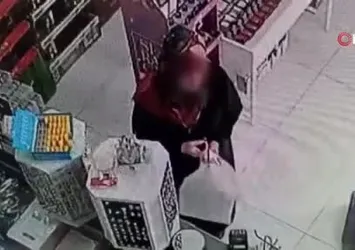 Yüzüğü önce denedi ardından çaldı
