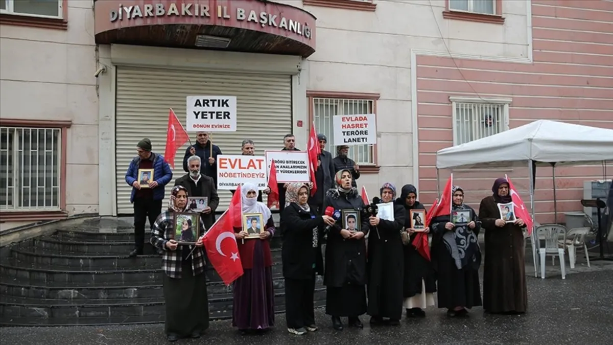 Diyarbakır anneleri yeni yılın ilk gününde de evlatları için nöbette