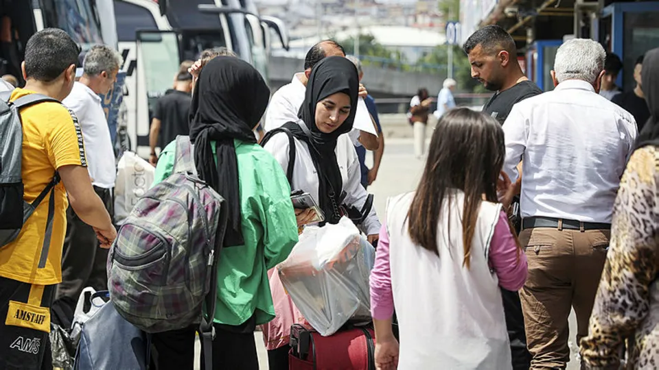 Otogarlarda "iğne atsan yere düşmez" İstanbul bayram telaşında