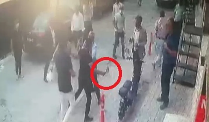 Son dakika: İzmir’de CHP’liler birbirine girdi! Belediye Başkan Yardımcısı’na satırla saldırdı