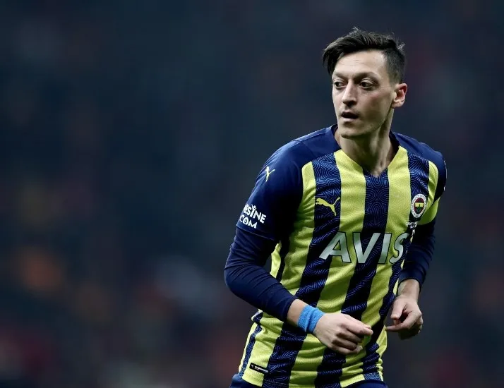 Mesut Özil futbolu bıraktı mı, neden bıraktı son dakika? Mesut Özil hangi takımda?
