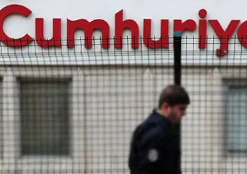 Cumhuriyet Osman Kavala gerçeklerini kaleme alan yazarını sansürledi