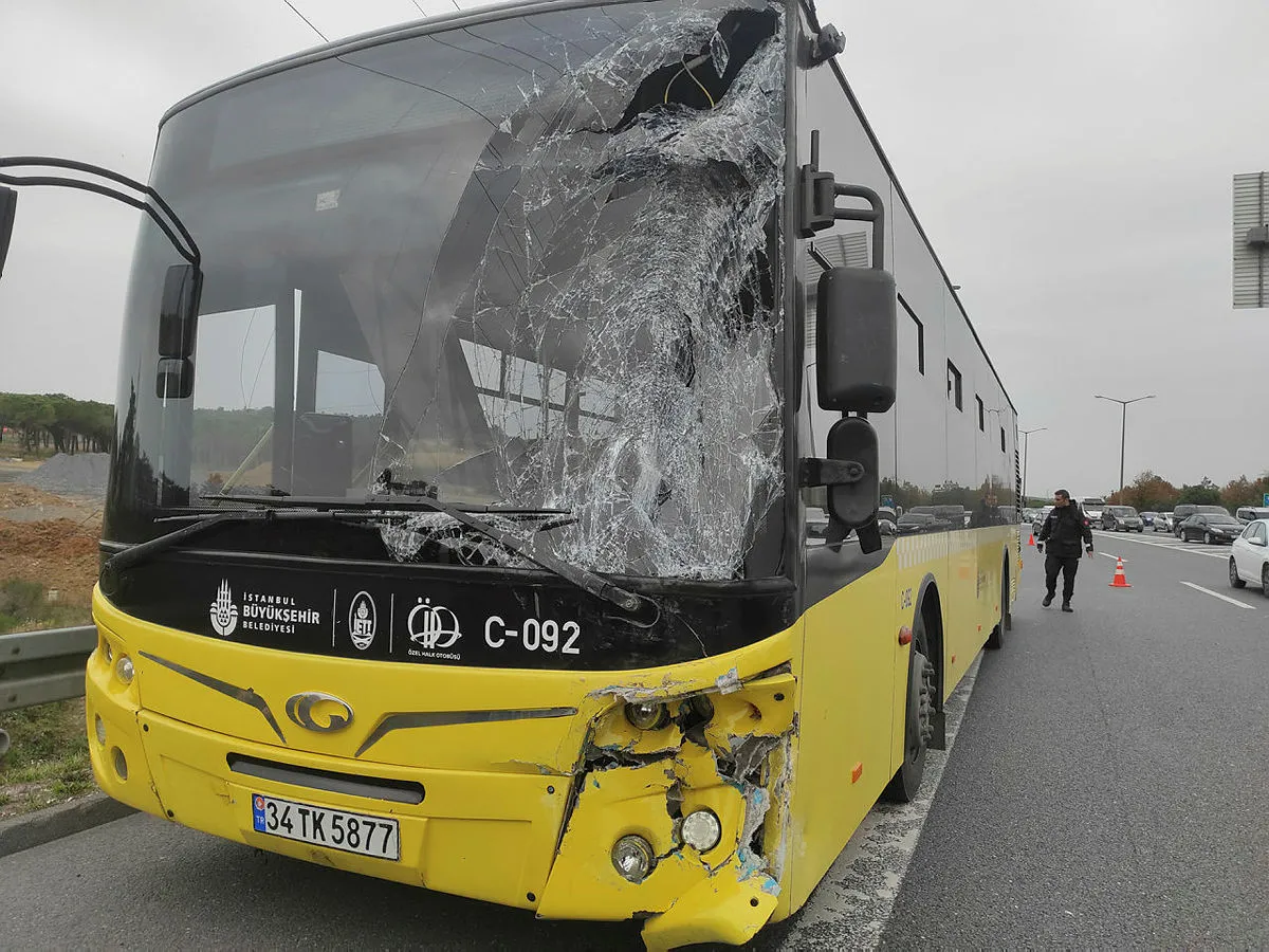 İstanbul'da feci kaza! İETT otobüsü ile servis minibüsü çarpıştı