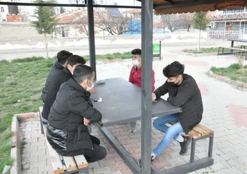 Korona iki ilçeyi böyle ayırdı! Yolun bir tarafında serbest diğer tarafında kısıtlama!
