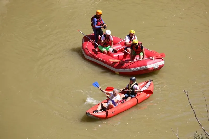 Binali Yildirim Erzincan Daki Karasu Nehri Nde Rafting Yapti