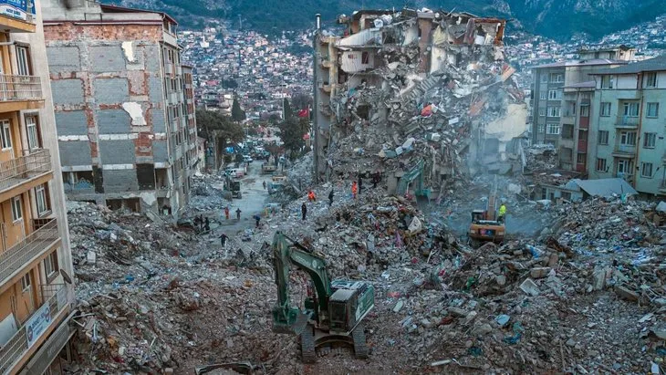 04.17’de hayat durdu! Mehmetçik’ten dünyanın dört bir yanında deprem şehitler için saygı duruşu!