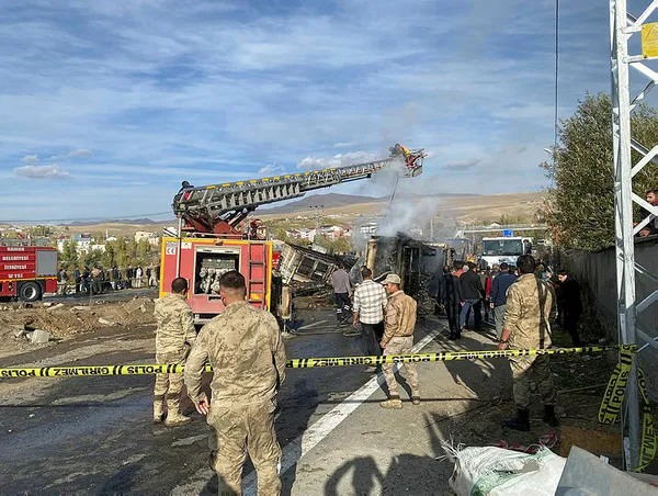 SON DAKİKA! Ağrı’da feci kaza! Yolcu otobüsü iki kamyona çarptı: Ölü ve yaralılar var