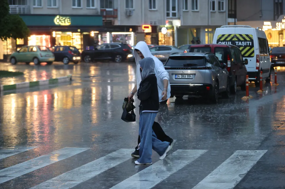 Meteoroloji'den İstanbul için sarı kodlu uyarı, şiddetli sağanak trafiği de vurdu! Kurban Bayramı'nda hava nasıl olacak? - 8
