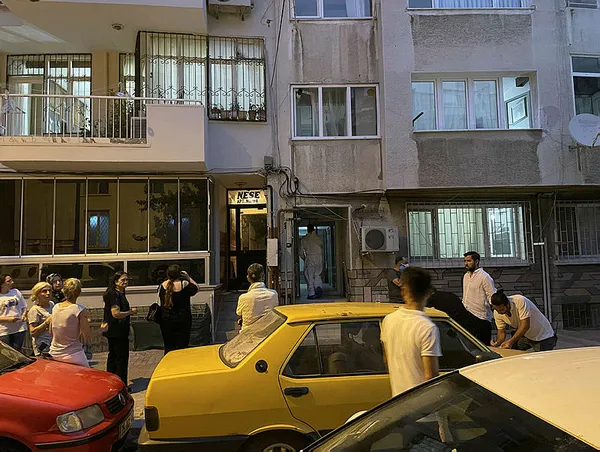 izmirde-kotu-koku-ortaya-cikardi-anne-ve-oglu-evde-olu-bulundu-1688677065009.jpg İzmir'de kötü koku ortaya çıkardı: Anne ve oğlu evde ölü bulundu - 2