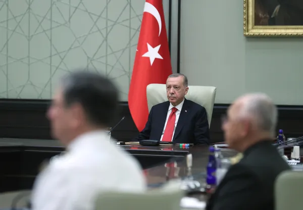 1659933778126.jpg Başkan Recep Tayyip Erdoğan A takımını topladı! Dar gelirliler için çözümler, sosyal konut projesi, Putin görüşmesi masada - 3