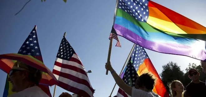 LGBT terörünün hedefi çocuklar! Sapkın zihinlerin yürüyüşünde skandal slogan: Buradayız çocuklarınız için geliyoruz