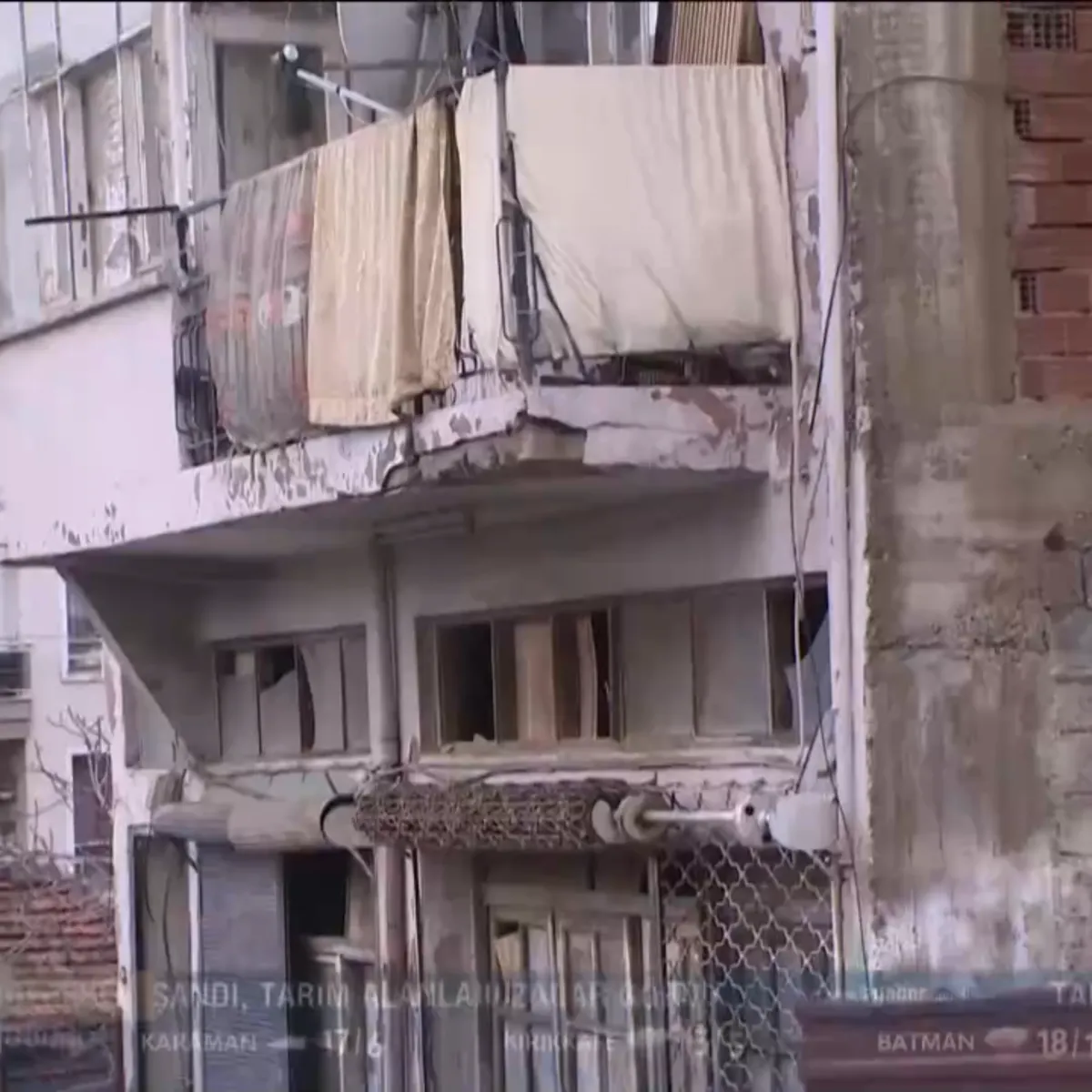 İzmir'de tabut evler skandalı! CHP'li belediyeler topu birbirine atıyor