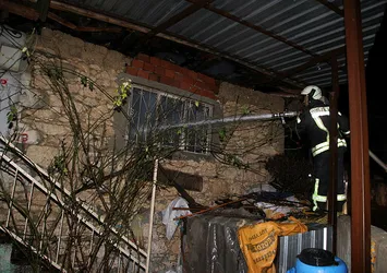 Manisa'da çıkan yangında üç ev küle döndü