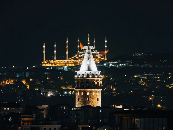 3u-bir-arada-camlica-cami-galata-kulesi-ve-hilalin-bulustugu-kare-mest-etti-1669014021963.jpg 3’ü bir arada: Çamlıca Cami, Galata Kulesi ve hilalin buluştuğu kare mest etti - 2