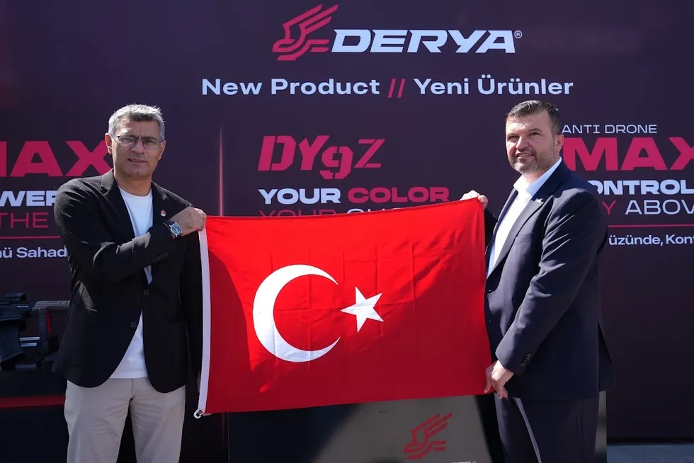 yusuf-dikec-ile-derya-arms-guclerini-birlestirdi-1788548616701.jpg Yusuf Dikeç ile Derya Arms güçlerini birleştirdi - 1