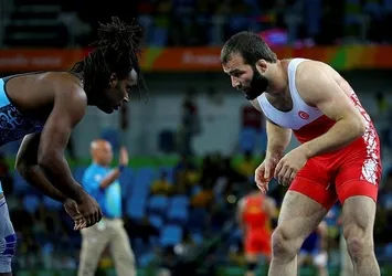 Milli güreşci Selim Yaşar finale çıktı