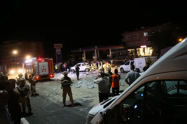 mardindeki-facia-gibi-kazayi-gorgu-tanigi-anlatti-tir-ambulans-ve-itfaiyenin-arasindan-gecti-ortalik-kan-golun-1661032304573.jpg Mardin'deki facia gibi kazayı görgü tanığı anlattı! TIR ambulans ve itfaiyenin arasından geçti ortalık kan gölüne döndü - 5