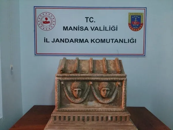manisada-tarihi-eser-kacakciligi-operasyonu-roma-donemi-lahdini-5-milyon-liraya-satmak-isterken-yakalandi-1672048420097.jpg