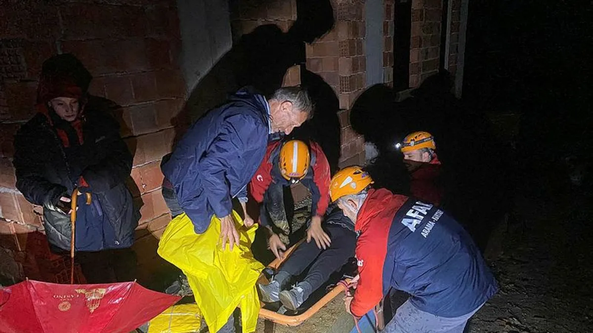 Rize'de heyelan alarmı! 16 konut tahliye edildi: Mahsur kalanlar kurtarıldı