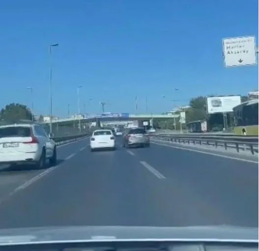 trafikte-tehlikeli-anlar-bos-yolu-paylasamadilar-1693299329755.jpg Trafikte tehlikeli anlar: Boş yolu paylaşamadılar - 1