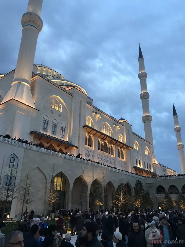 Büyük Çamlıca Camii'nde tarihi kalabalık!