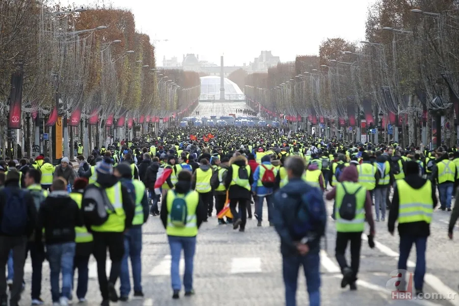 Fransa'da Macron için 'diktatör' sloganları 14