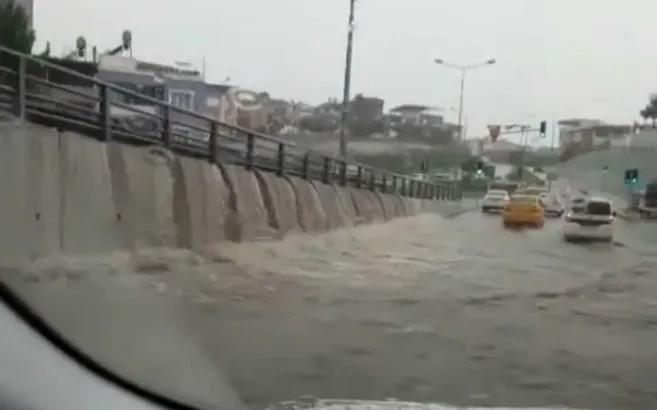 İzmir’i 3’üncü kez sağanak vurdu!